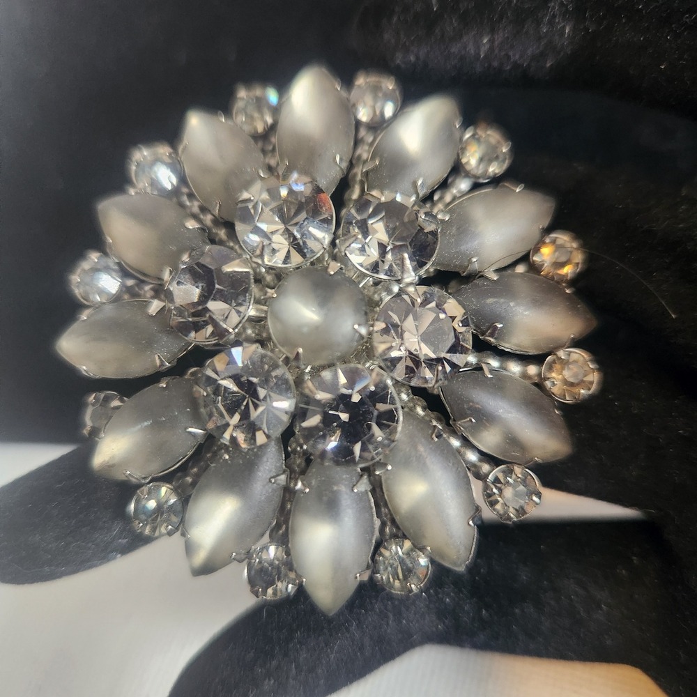 Vintage Frosted Glass Rhinestone Brooch Silver Tone Sunburst Floral Pin‎